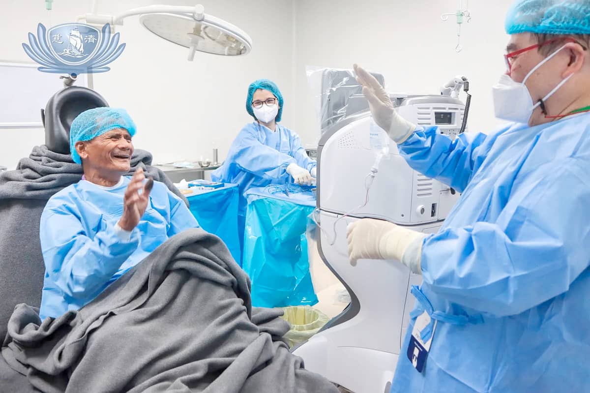 Rafael De Vera (left) seeing his surgeon, Tzu Chi Medical Foundation president Dr. Antonio Say, after the operation, a memory forever etched in his mind.