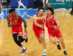 Wello Lingolingo (No. 7) and the UE Red Warriors celebrate their 63-62 win over Adamson University on Sunday in their UAAP Season 87 men’s basketball game at the Mall of Asia Arena.