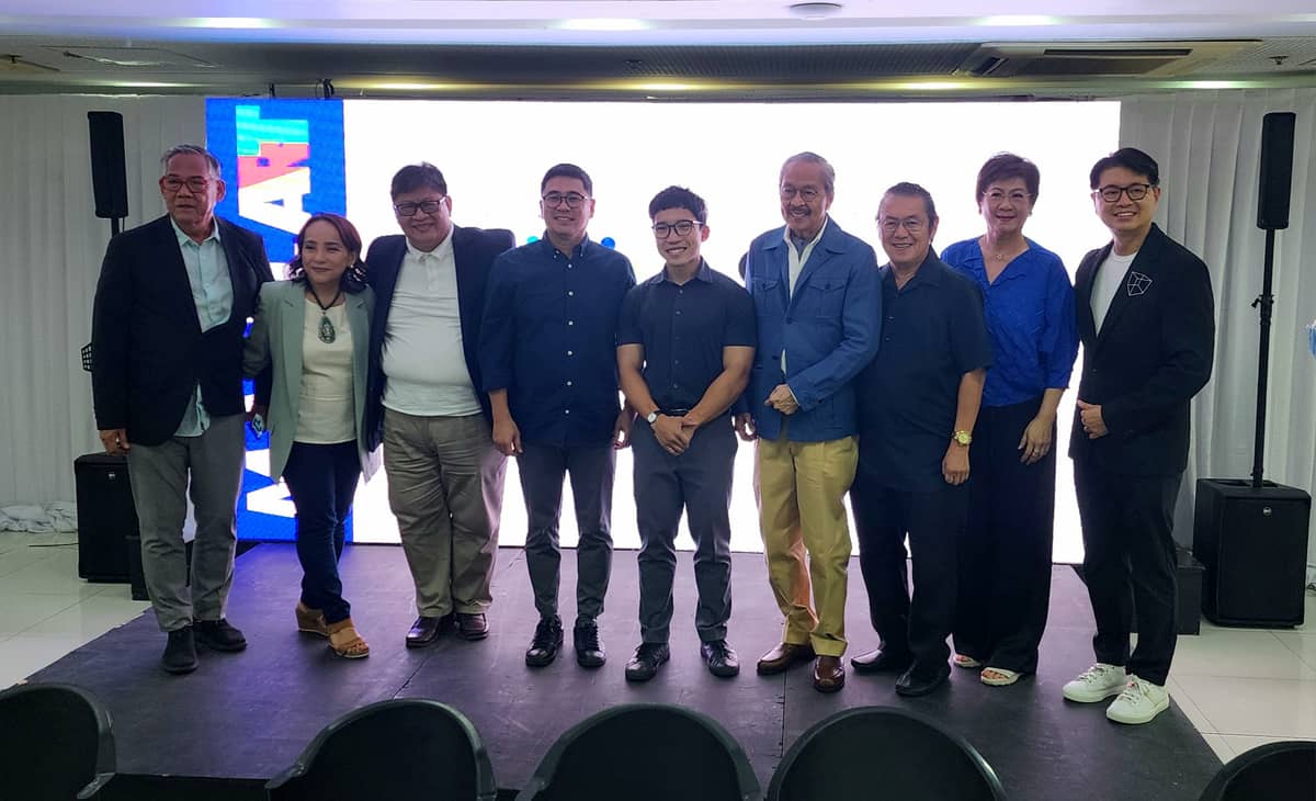 ManilArt exhibitors relations director Rio Ambrosio, ManilArt Foundation president Amy Loste, ManilArt head curator Danny Rayos del Sol, Bonifacio Global City Barangay Captain Jorge Bocobo, ManilArt art fair director Gab Loste, Ramon Orlina, Cid Reyes, Lay Ann Orlina and Glenn Cuevo.