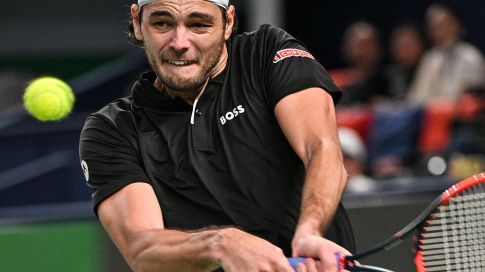 Fritz wins delayed match, makes 3rd round