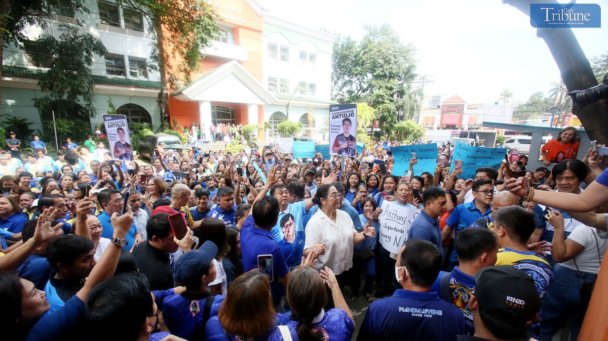 Mandaluyong supporters rally behind Vice Mayor Menchie Abalos during COC filing