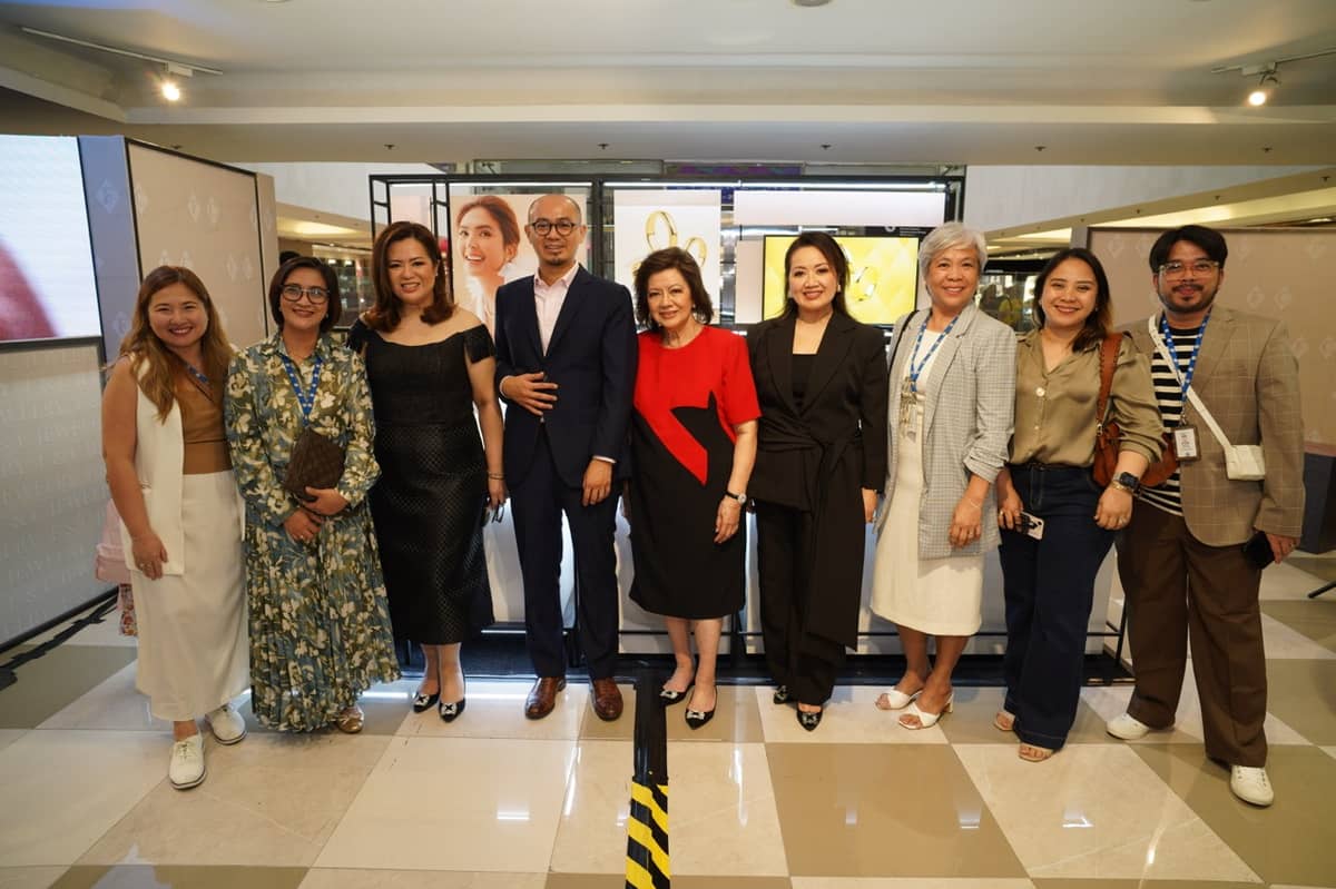 F&C Group Director and EVP for Sales and Operations Ms. Marjorie Ann Florete (3rd from left), Chief Executive Officer Mr. Marcelino C. Florete (4th from left), Chairwoman Ms. Susan C. Florete (5th from left), Managing and Creative Director, EVP - Marketing and Merchandising Ms. Marissa Florete (6th from left), together with the SM Store Makati Team headed by Ms. Marilyn Alegre (2nd from left).
