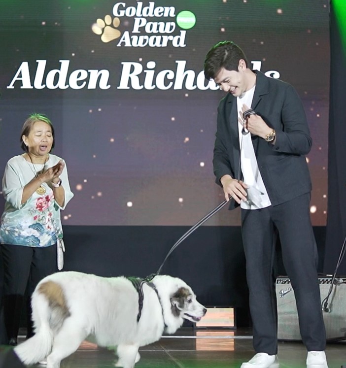 Golden Paw Awardee Alden Richards with his aspin Chi chi.