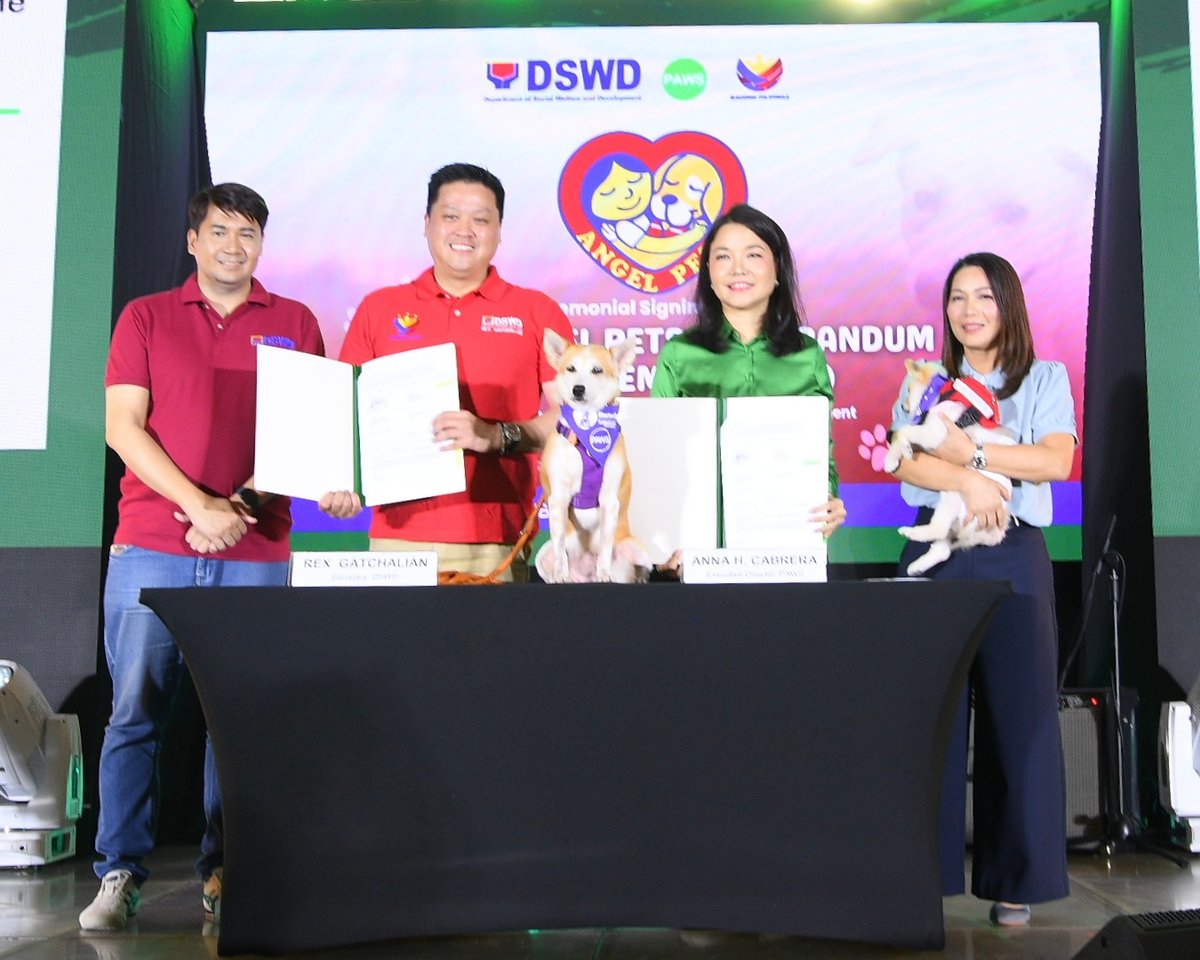 Secretary Rex Gatchalian and Undersecretary Eduardo Punay signed the Memorandum of Agreement between PAWS and the DSWD with Anna Cabrera and Chet Martinez.