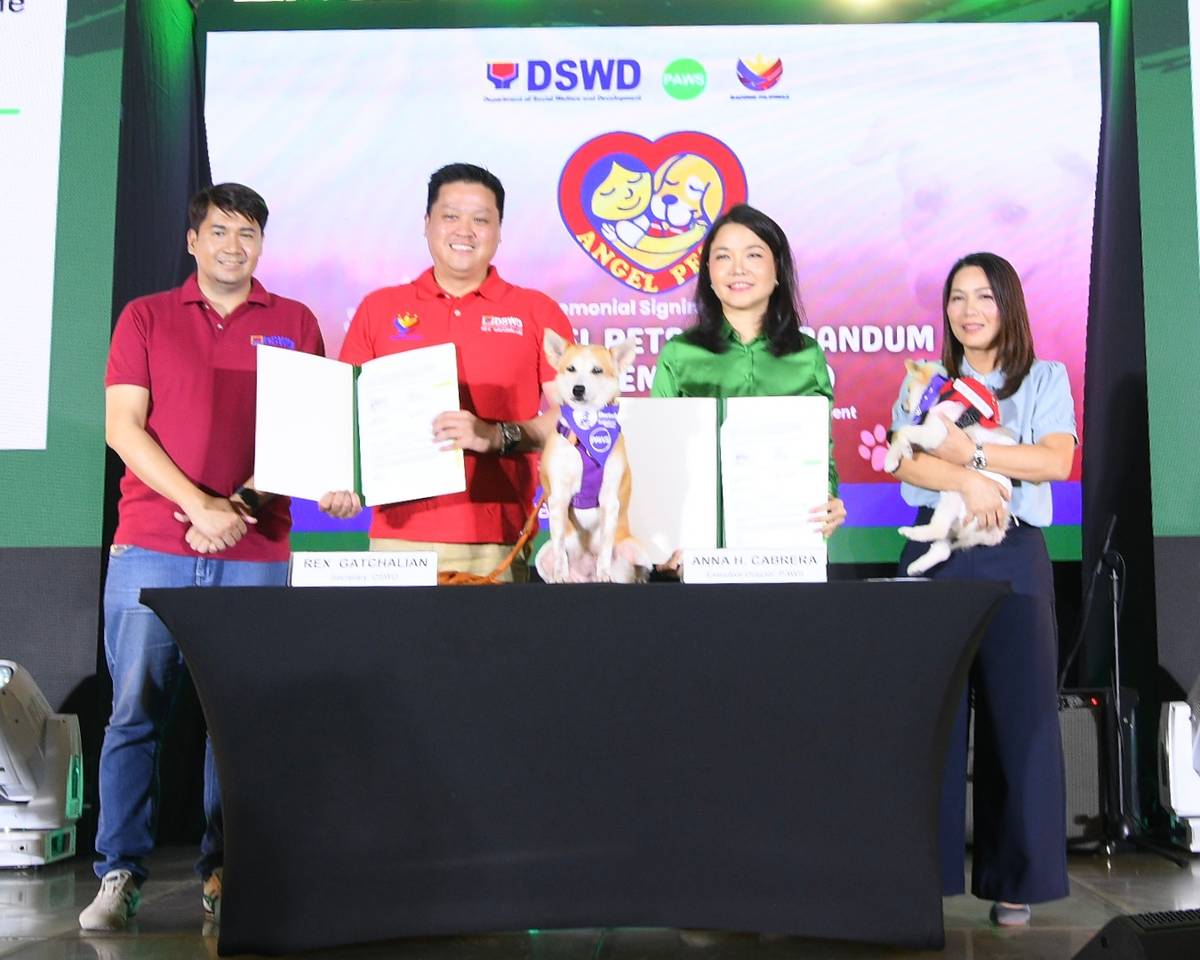 Secretary Rex Gatchalian and Undersecretary Eduardo Punay signed the Memorandum of Agreement between PAWS and the DSWD with Anna Cabrera and Chet Martinez.
