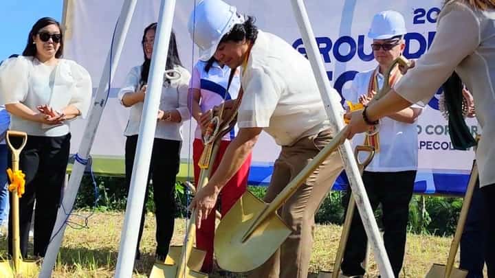 Aurora Pacific Ecozone (APECO) president and CEO Atty. Gil Taway IV ( center) and APECO chairman of the Board Atty. Anelyn Ciudada officiate the ceremonial capsule laying at APECO’s Grand Lagoon on Friday.
