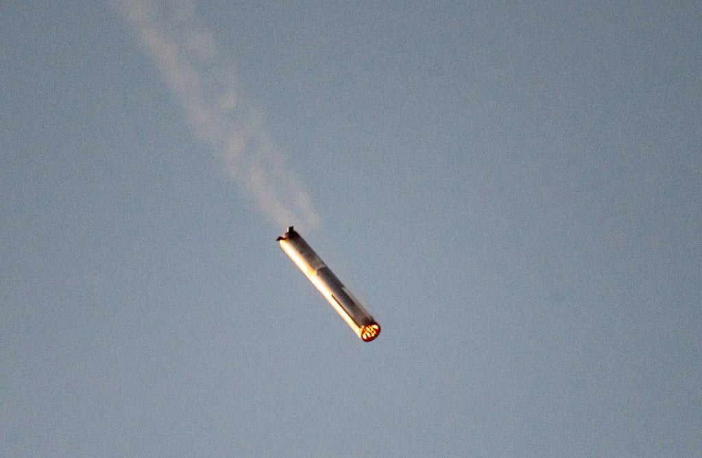 SpaceX 'catches' megarocket booster after test flight