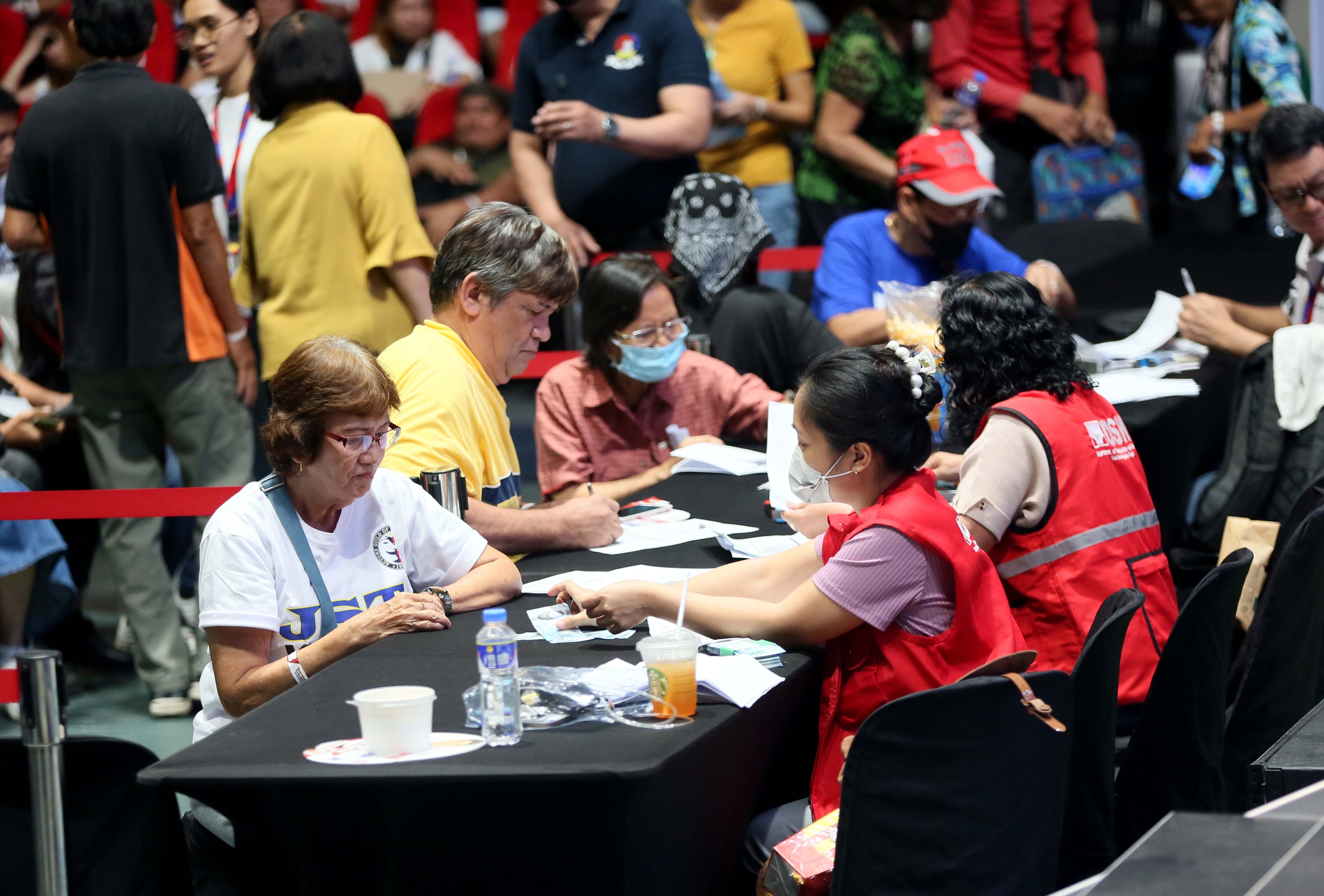 Gov’t workers to receive bonus, cash gifts by November 2025