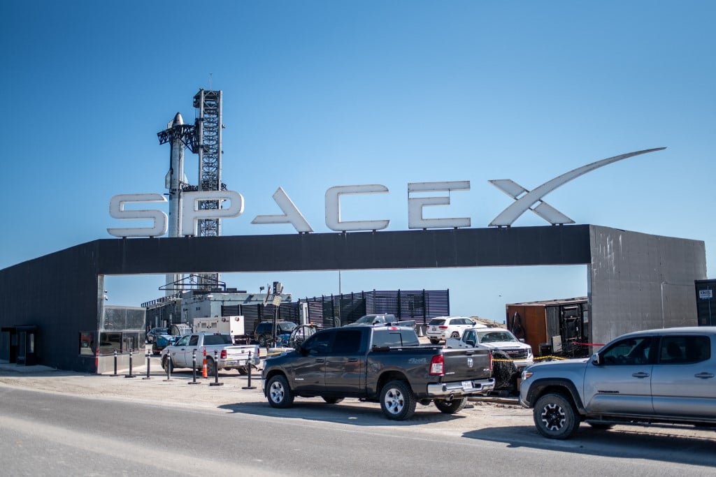 SpaceX will try to 'catch' giant Starship rocket shortly before landing