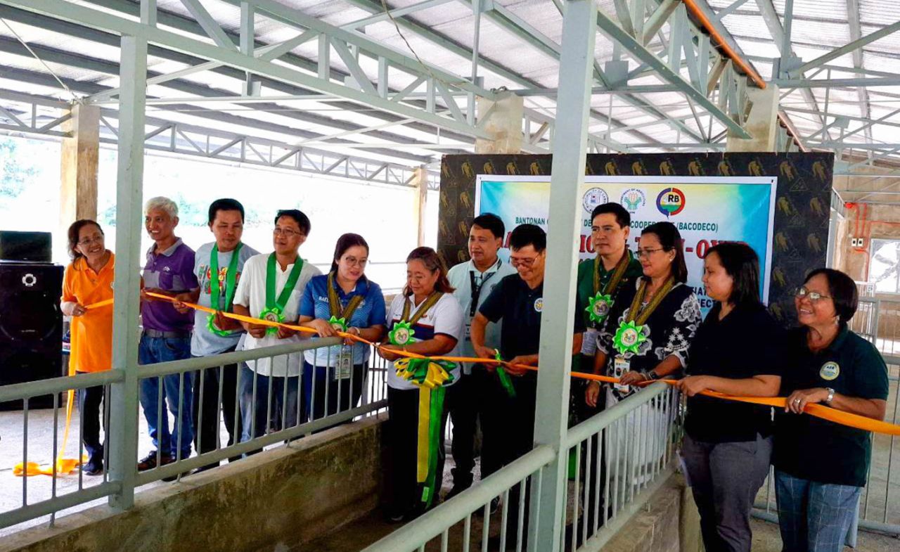 Albay farmers’ group receives ₱5.5M swine repopulation project