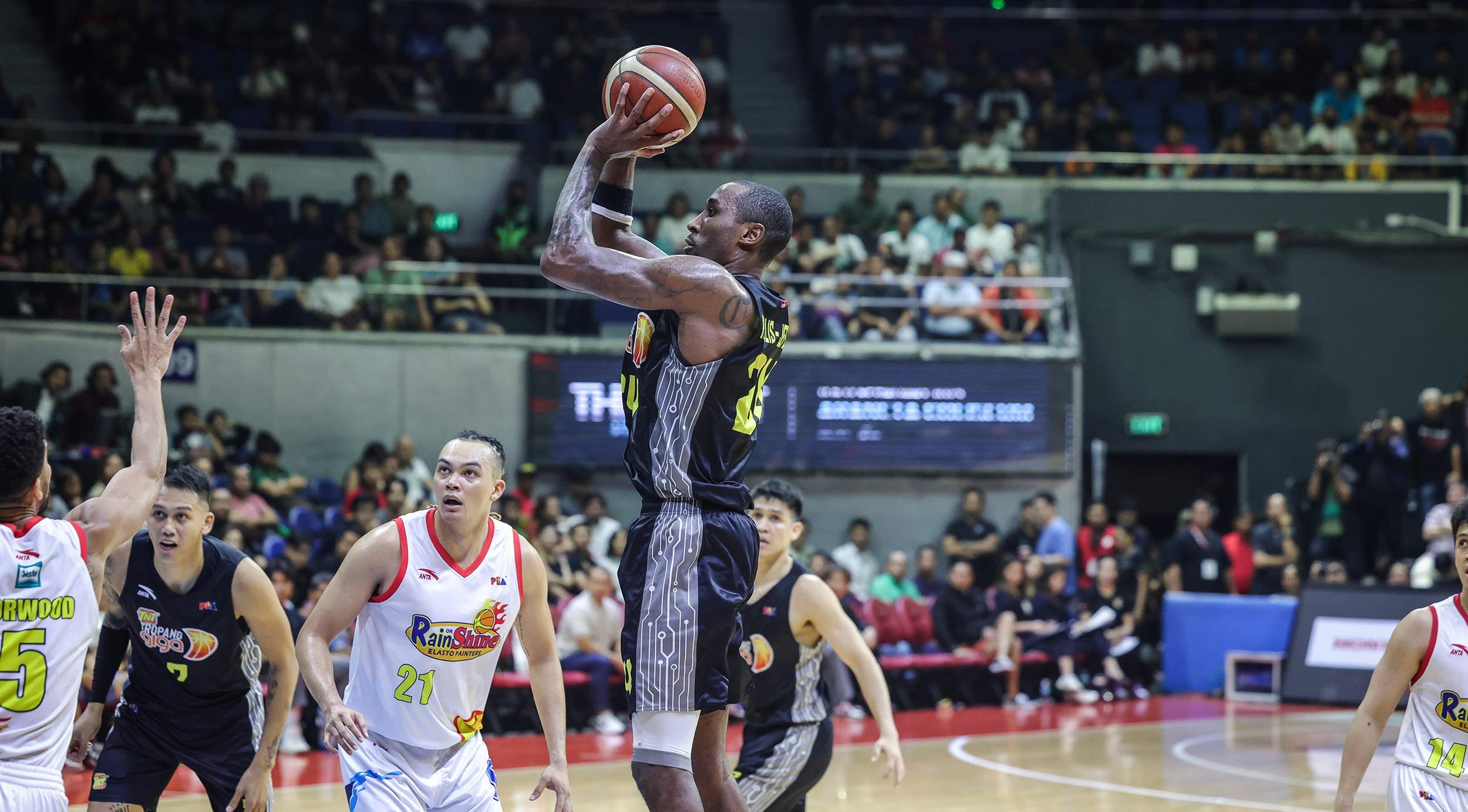 ORDER RESTORED: Rondae roars, puts Tropang Giga on brink