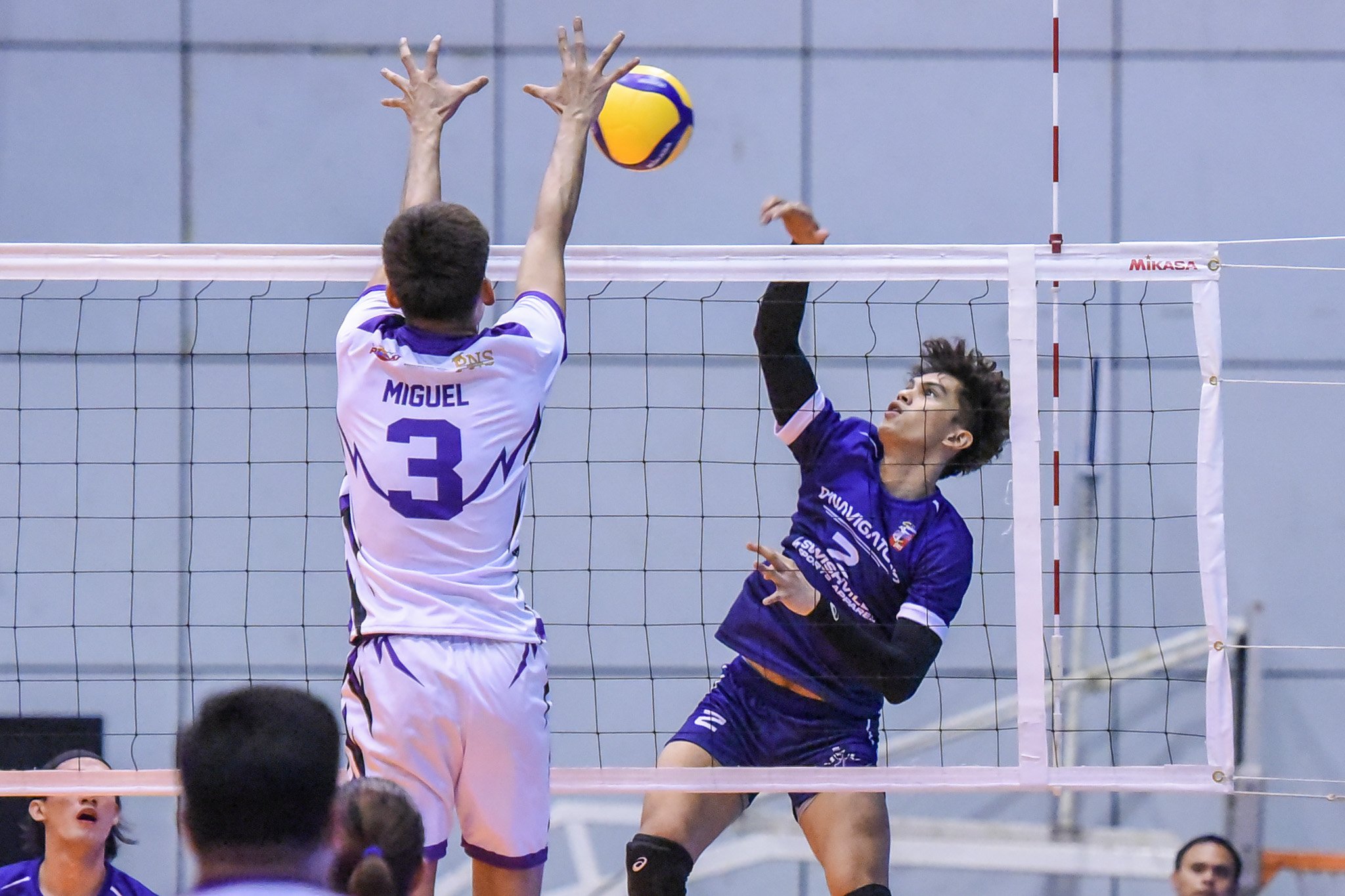 Kyle Villamor makes his presence felt, helping D’Navigators score a 21-25, 25-16, 25-17, 17-25, 15-6 victory over Chichi DHTSI in the opening salvo of Spikers’ Turf Invitational Conference.
