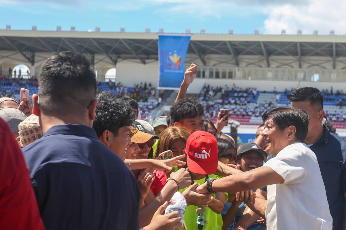 Good sport At the inauguration of the Sorsogon Sports Arena in Bicol on Thursday, 17 October, the brief but ‘cordial’ interaction between President Ferdinand ‘Bongbong’ Marcos and former Vice President Leni Robredo seems to have created a bigger buzz. Former Senator Bam Aquino and House Deputy Speaker Camille Villar look on (top photo). Joining the President are Senate President Francis ‘Chiz’ Escudero, Public Works and Highway Secretary Manuel Bonoan, Special Assistant to the President for Investment and Economic Affairs Frederick Go, Sorsogon 1st District Representative Marie Bernadette Escudero, Sorsogon Governor Edwin Hamor, Sorsogon City Mayor Ester Hamor and other government officials.