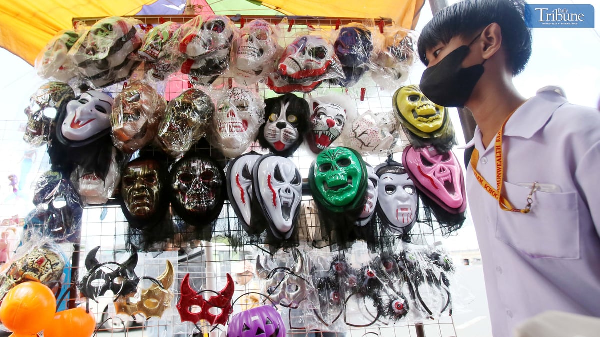 Halloween mask mania on Commonwealth Avenue