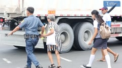 PNP officer assists senior citizen on busy Quezon City road