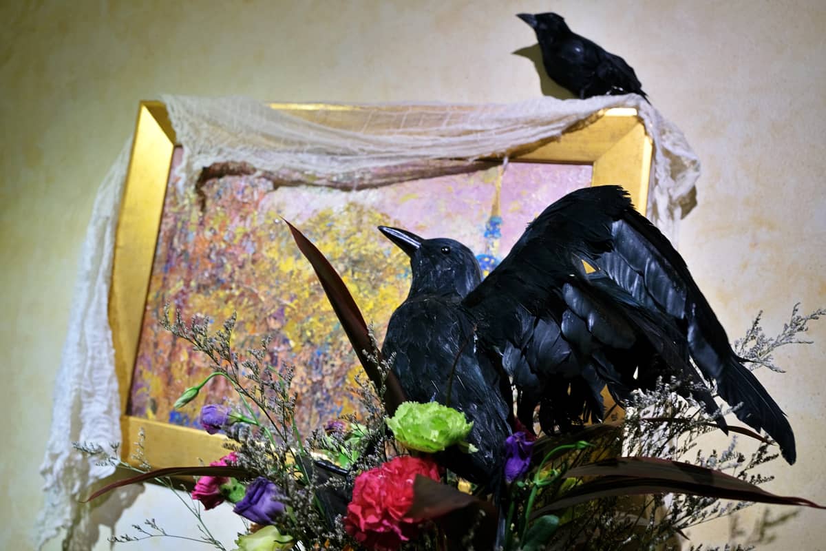 Can’t do away with ravens: A quintessential Halloween element.