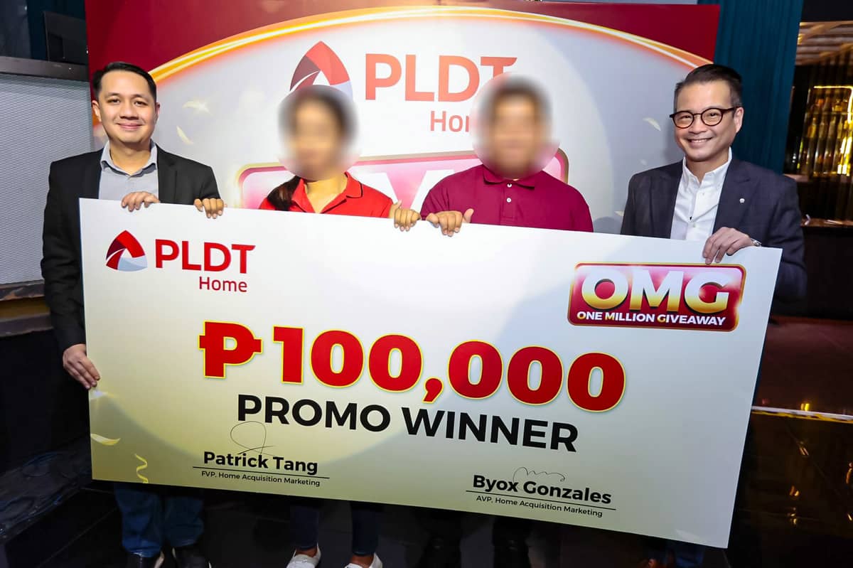 PLDT Home Vice President of Home Product and Portfolio Management Roy Victor E. Añonuevo and First Vice President of Acquisition Marketing Patrick S. Tang with 2 of 10 winners of P100,000 from the first round of the brand’s One Million Giveaway Promo.