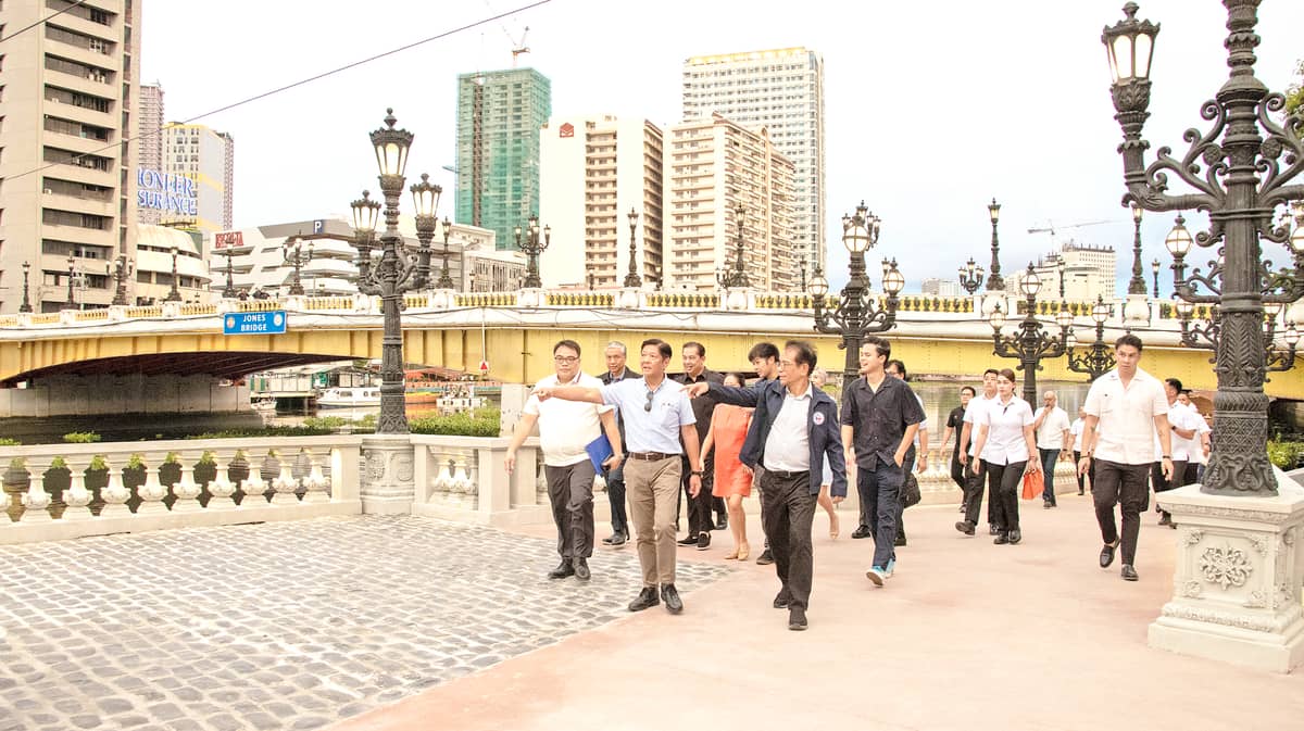 President Marcos Jr., along with First Lady Liza Araneta-Marcos, DHSUD Secretary Jose Rizalino Acuzar and other cabinet members, inspects the ongoing progress of the Pasig Bigyang Buhay Muli Project in Manila, June 23. The Phase 1C introduces one-story structure with a roof deck along the Pasig River, featuring a three-meter wide walkway flanked by commercial spaces at the ground level and a combination of a walkway, bike lane and viewing area on the roof deck.