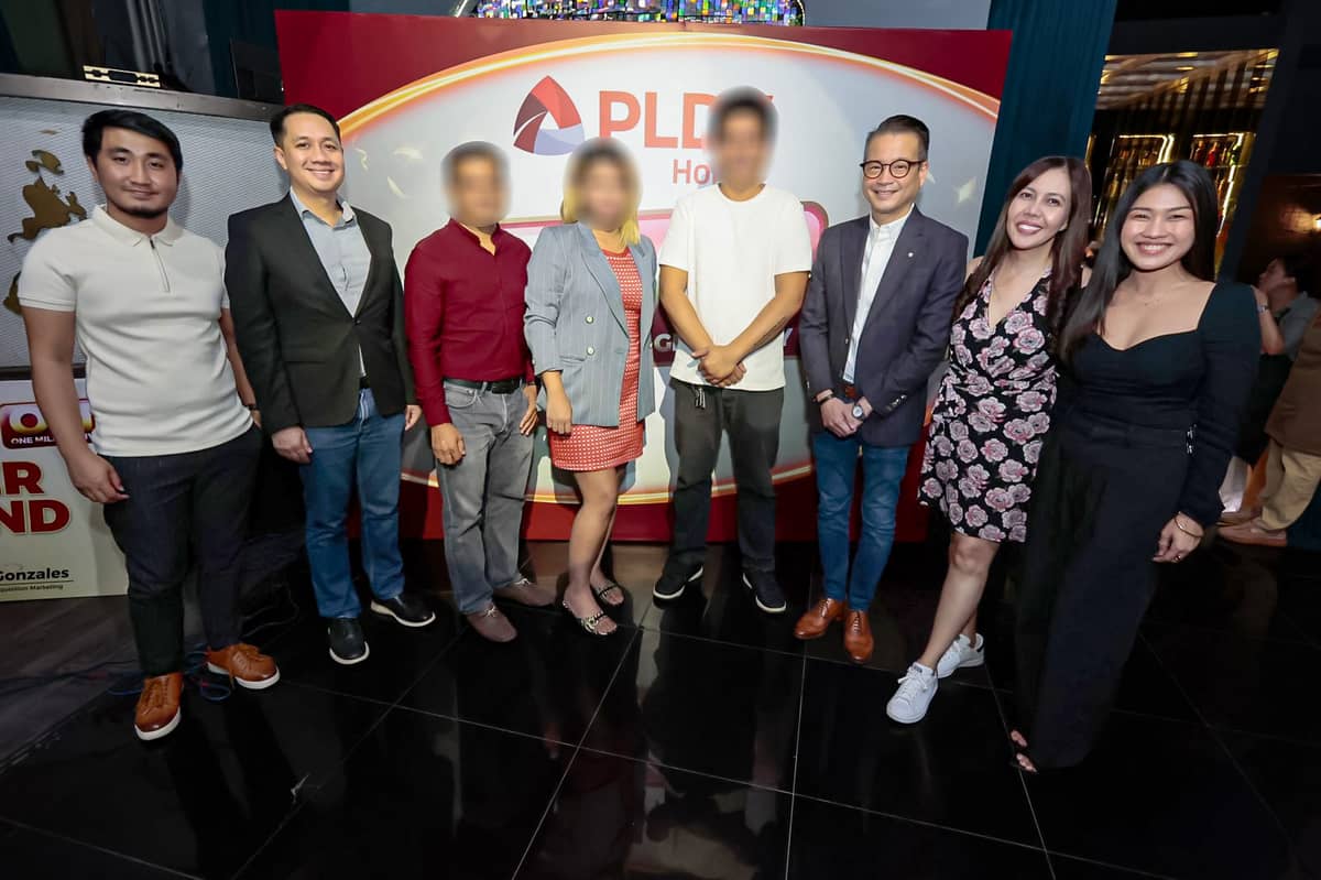 PLDT Home Acquisition Marketing First Vice President Patrick S. Tang, Assistant Vice President Byox Gonzales, and Senior Specialists Jester Javier and Shy Pantinos plus Vice President of Home Product and Portfolio Management Roy Victor E. Añonuevo with 3 of 50 winners of free Fiber internet for one year from the first round of the brand’s the One Million Giveaway Promo