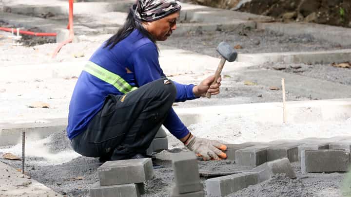 TRIBUNE-10-19-24-worker-installing-concrete