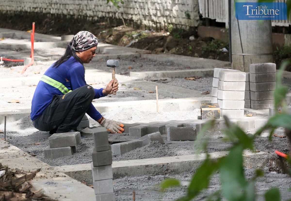 TRIBUNE-10-19-24-worker-installing-concrete