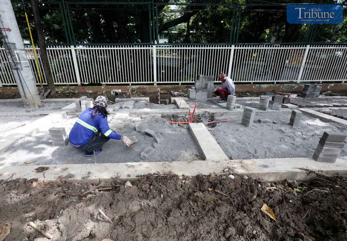 TRIBUNE-10-19-24-workers-installing-concrete