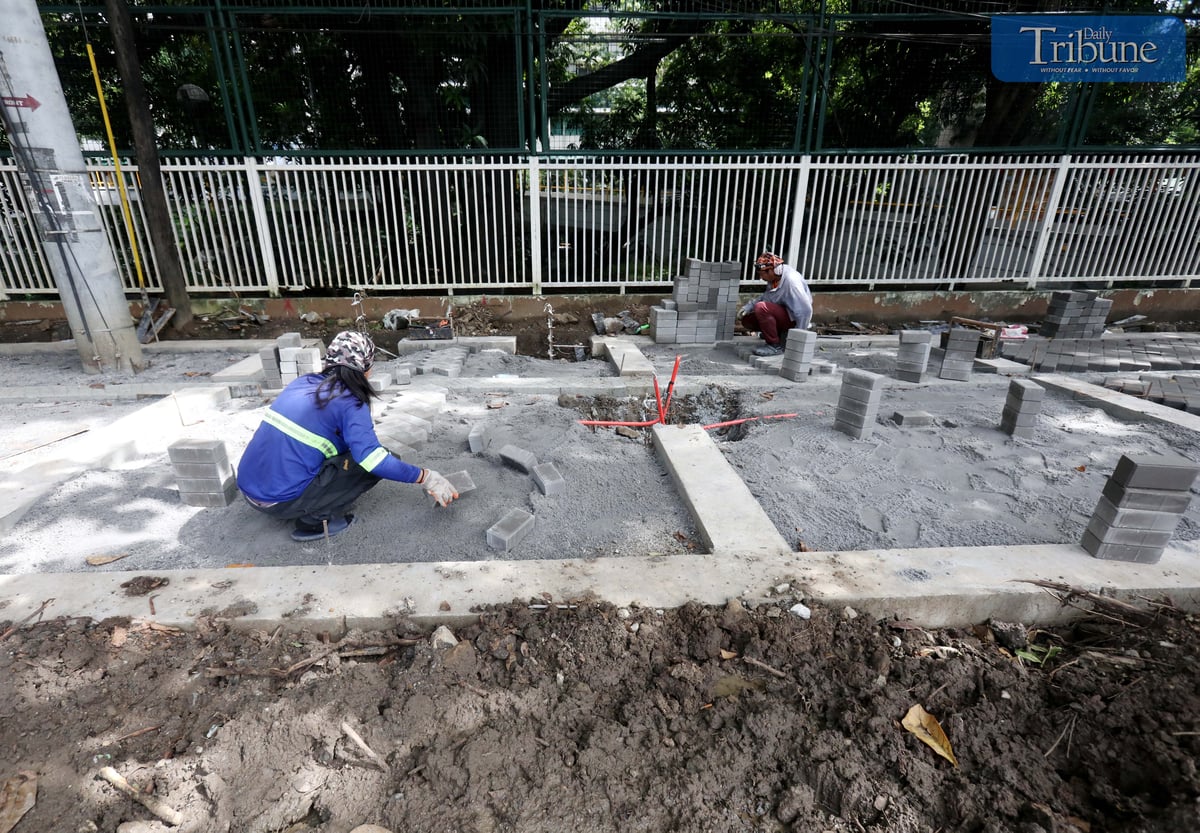TRIBUNE-10-19-24-workers-installing-concrete