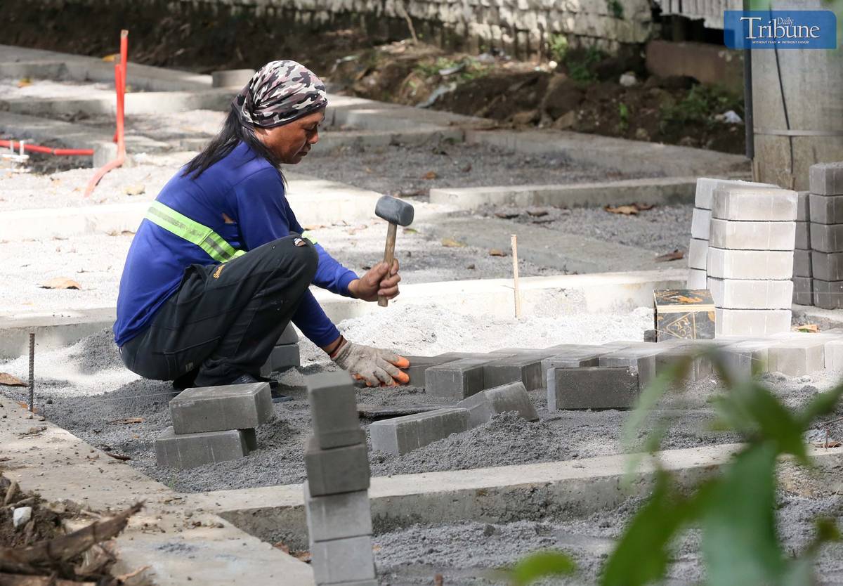 TRIBUNE-10-19-24-worker-installing-concrete