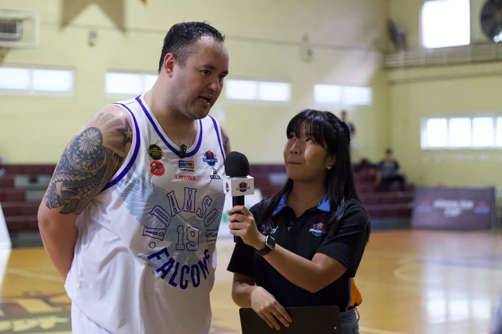 Bono flaunts vintage form, powers Adamson