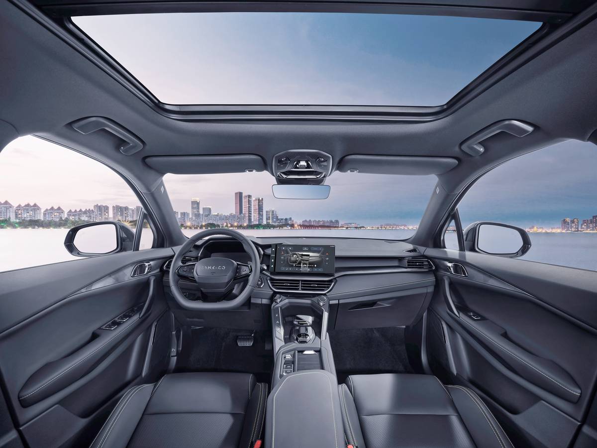 The 06 SUV Hyper Core+ boasts a modern and comfortable interior