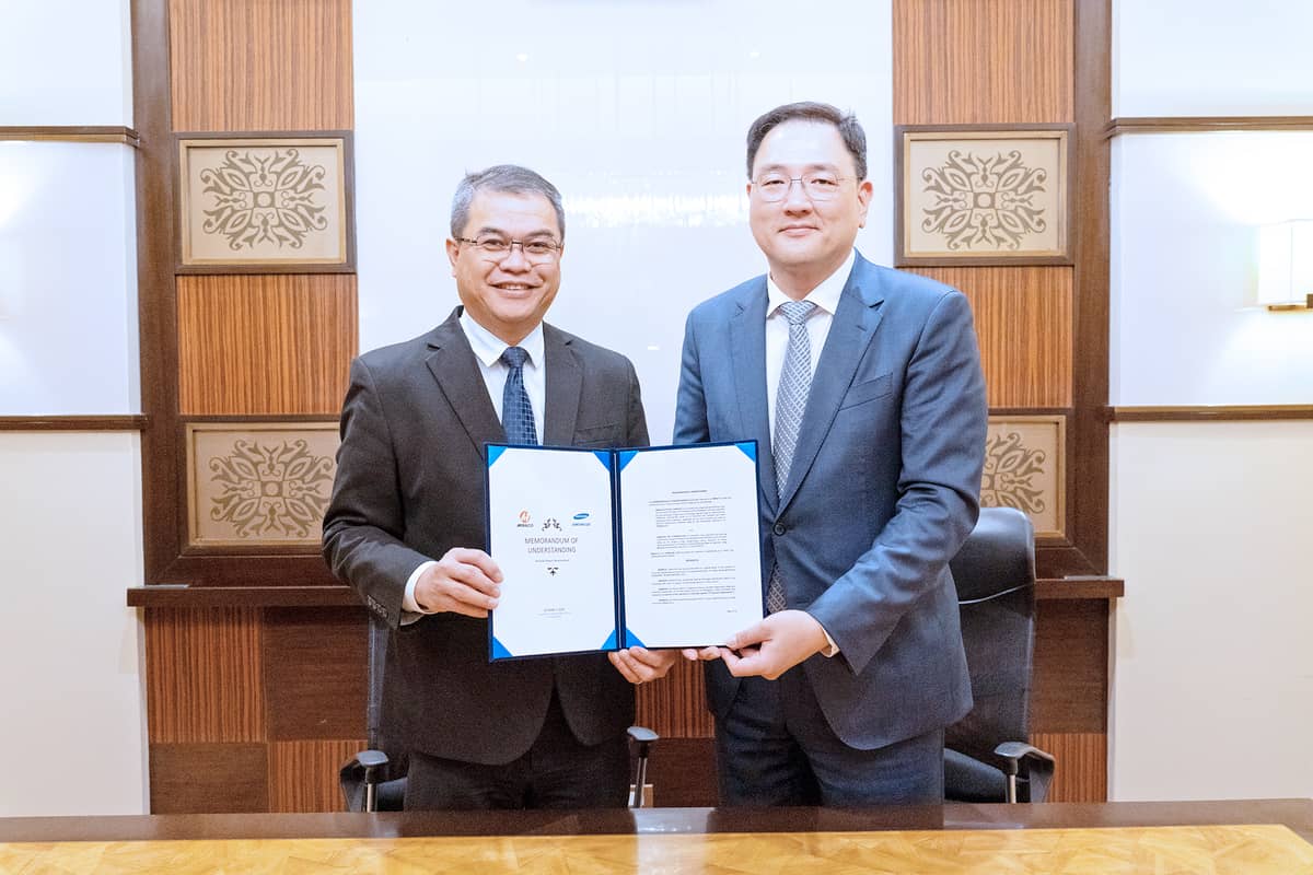 PROMOTING NUCLEAR ENERGY ADOPTION. Manila Electric Co. has partnered with Samsung C&T Corporation to advance the adoption of nuclear energy projects in the Philippines. Leading the ceremonial signing of the memorandum of understanding are Executive Vice President and Chief Operating Officer Ronnie L. Aperocho (left) and Samsung C&T Corporation President for Global Operations Jungwook Kim.