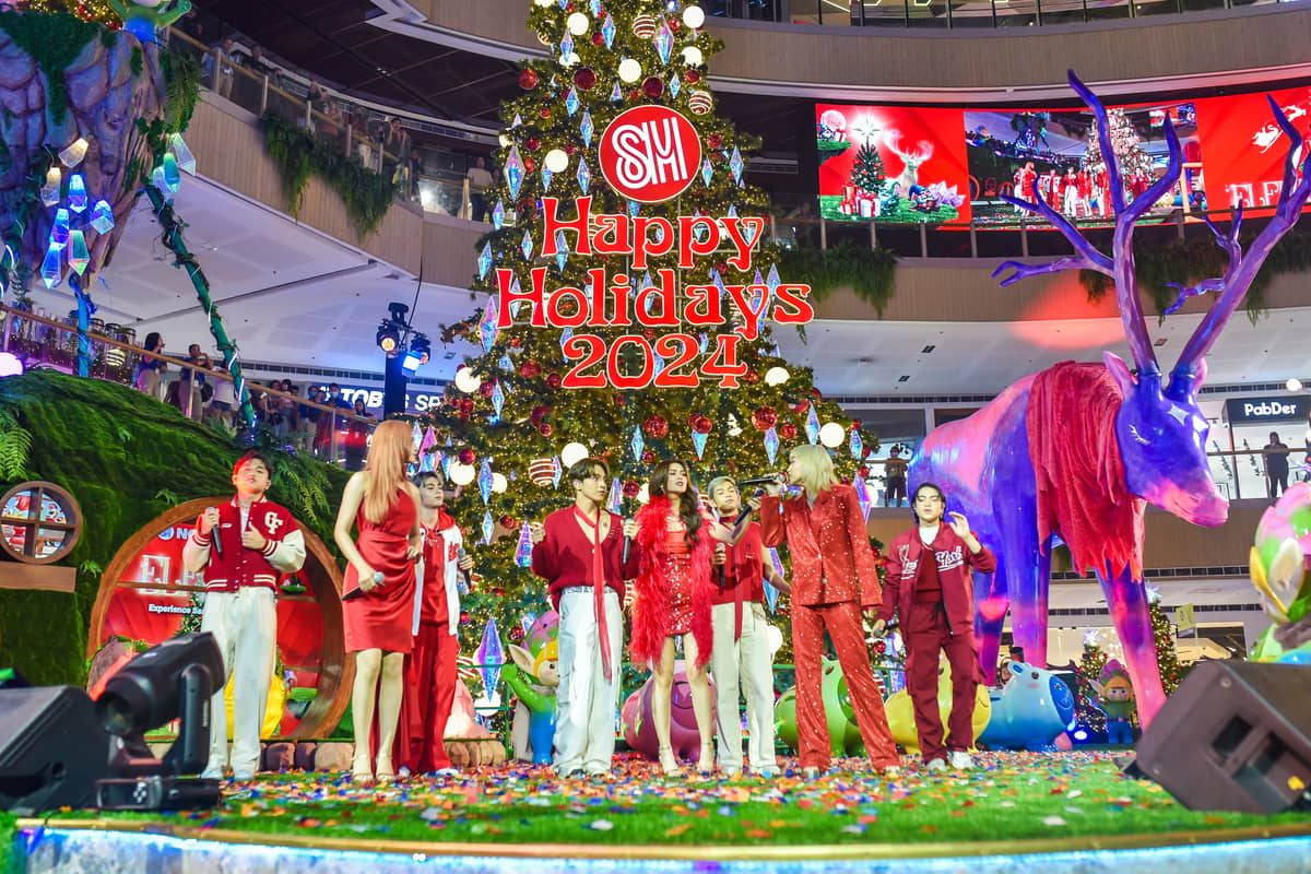 P-Pop groups VXON and G22 made the event extra special by singing Christmas jingles.