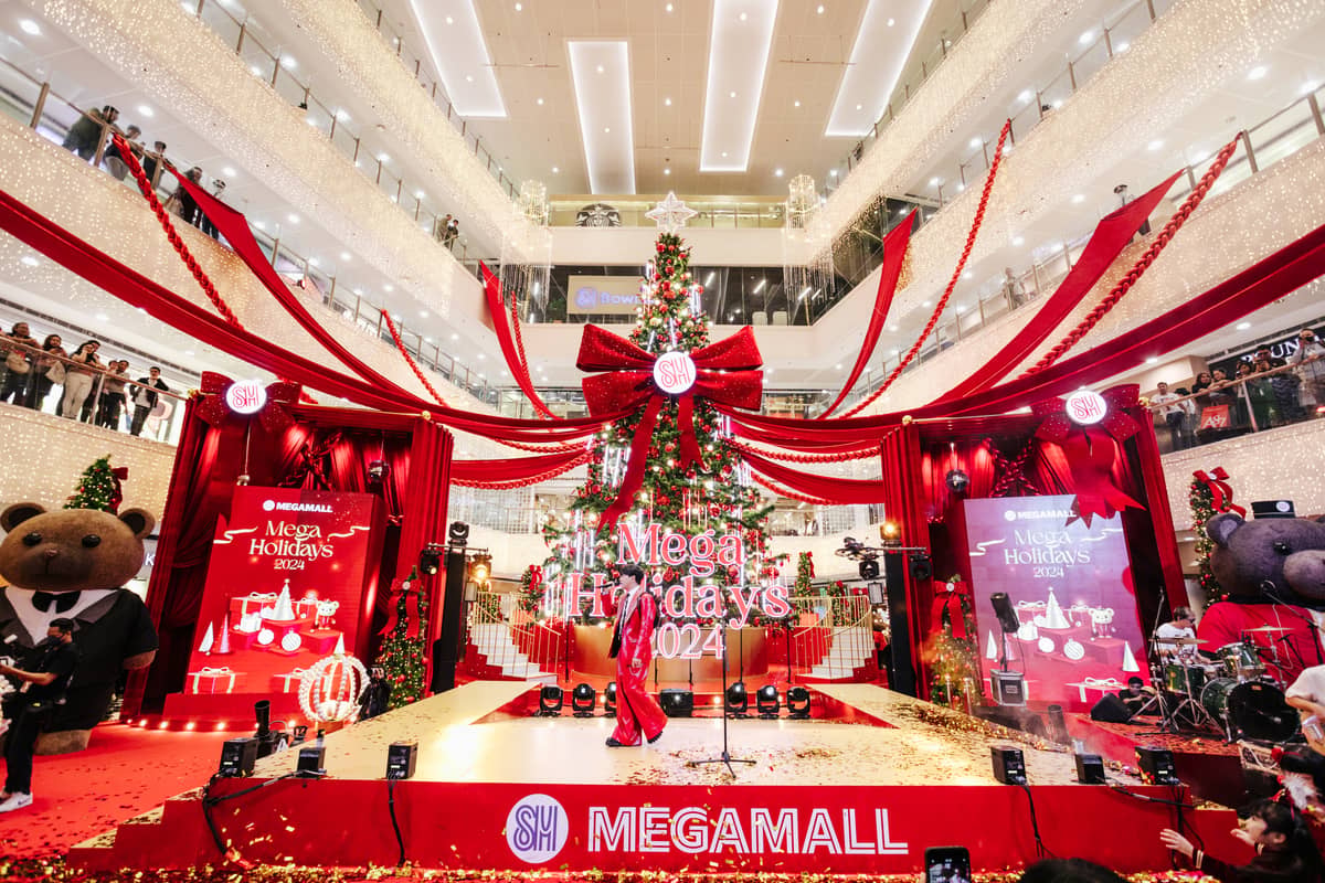 London meets Manila at SM Megamall with its spectacular 40-ft. Christmas tree.