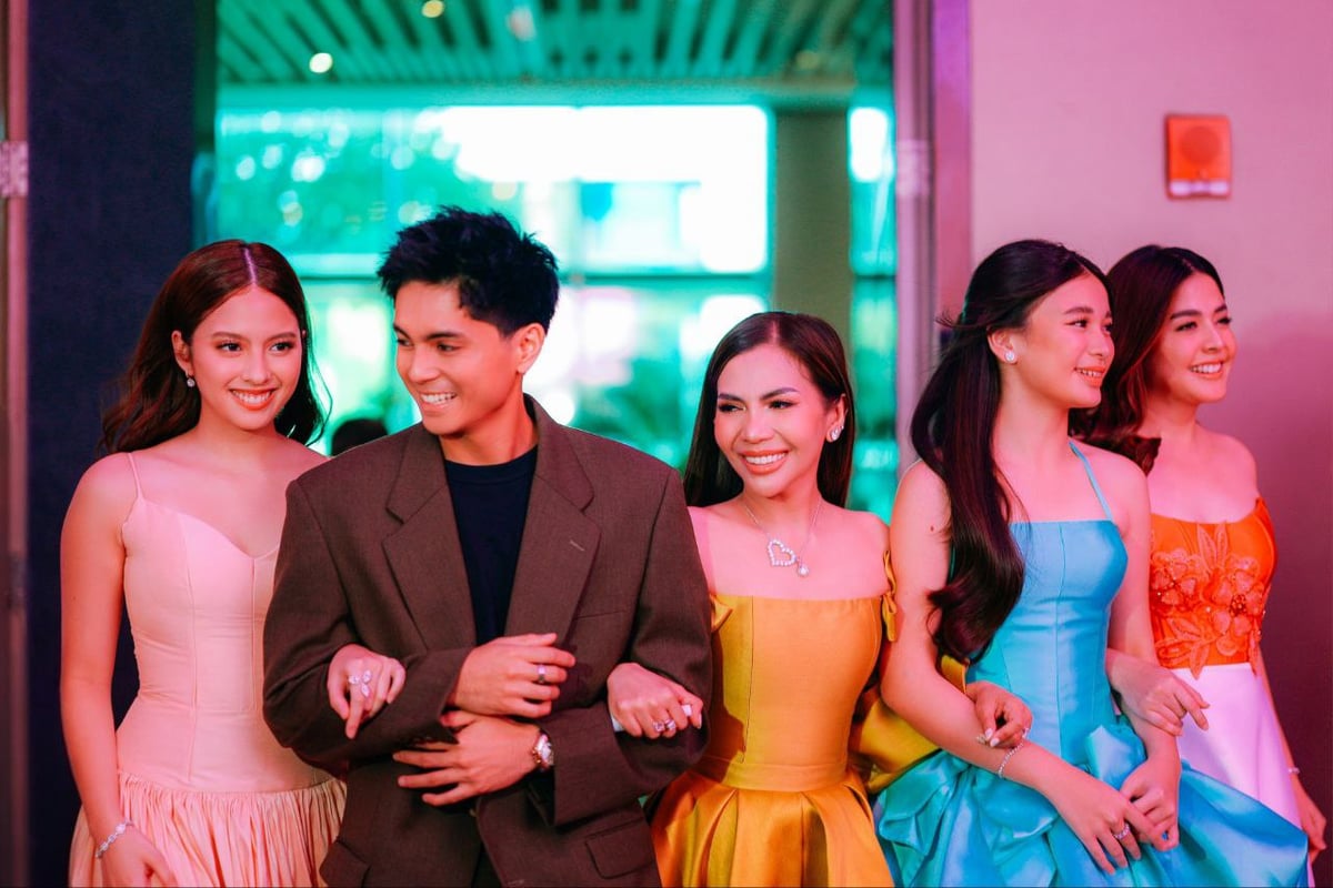 The Belle Dolls together Sparkle artists Shaira Diaz, Ysabel Ortega, Beautederm Founder and CEO Rei Anicoche Tan, Miguel Tanfeliz and Sofia Pablo.