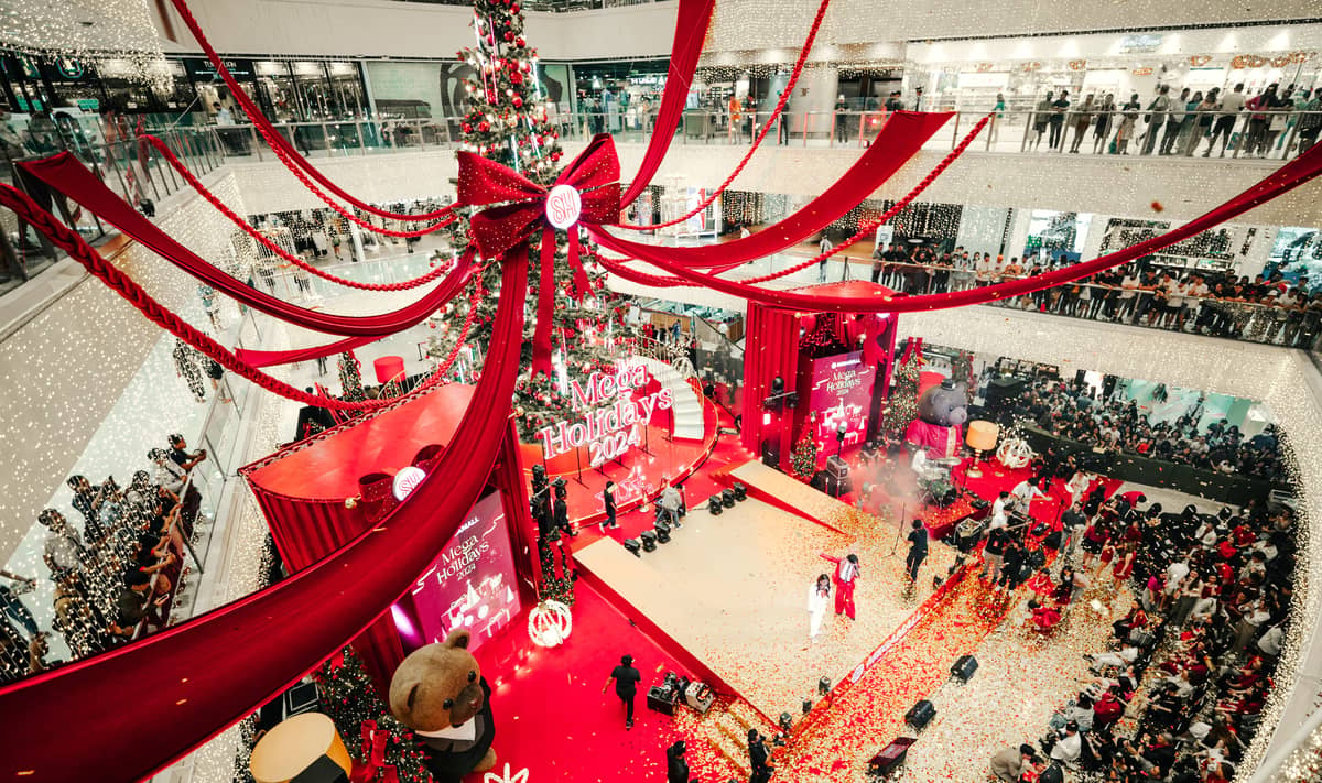 SM Megamall’s grand Christmas tree and festive decor will transport you to a classic London Christmas.
