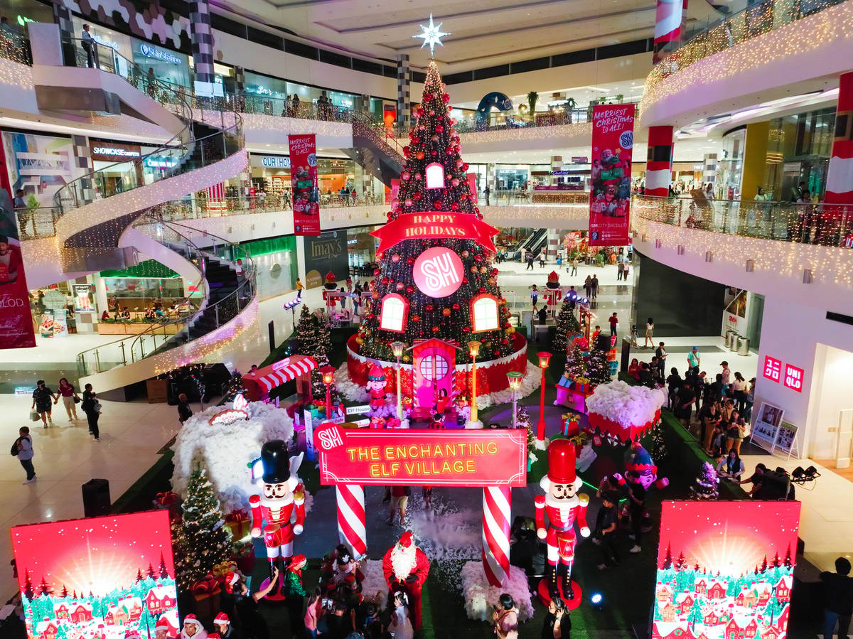 Join Santa Claus and his elves for a remarkable holiday adventure at SM City Bacolod’s Santa Elf Village.