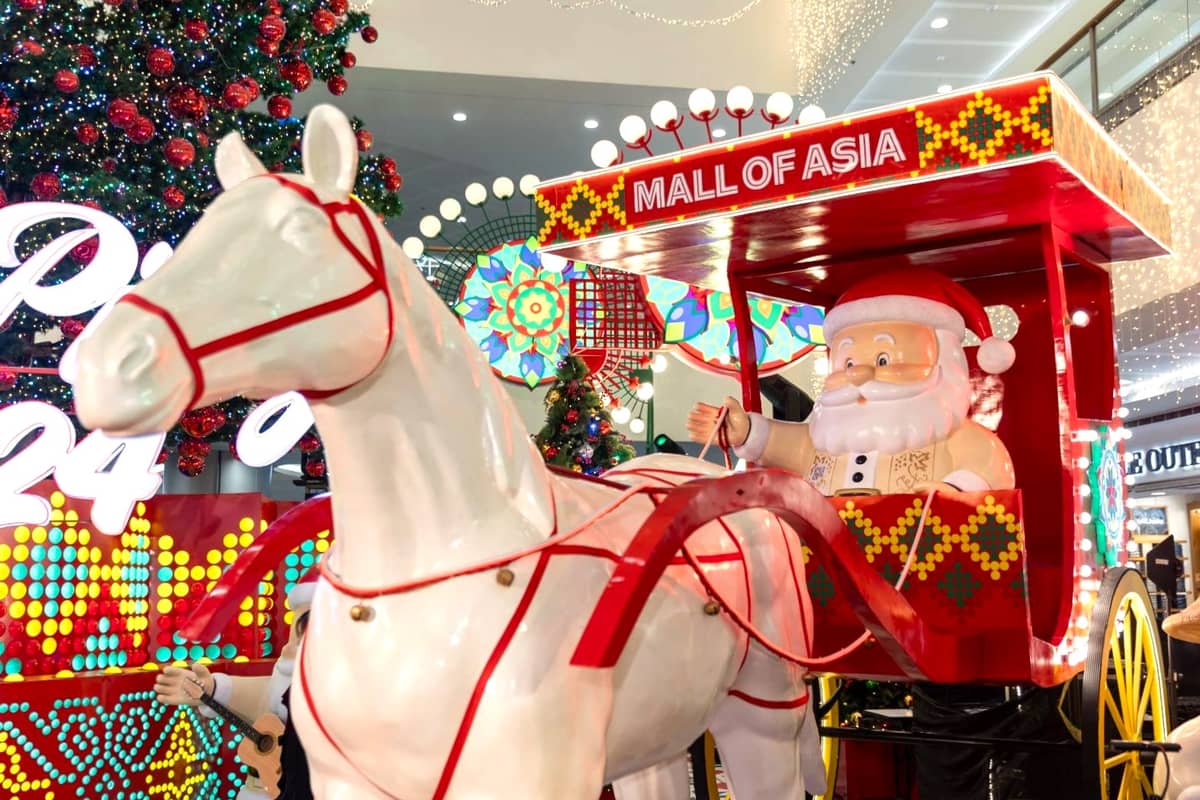 Make unforgettable memories this Christmas at SM Mall of Asia's Paskong Pinoy celebrations with Santa Claus and his festive horse-drawn carriage.