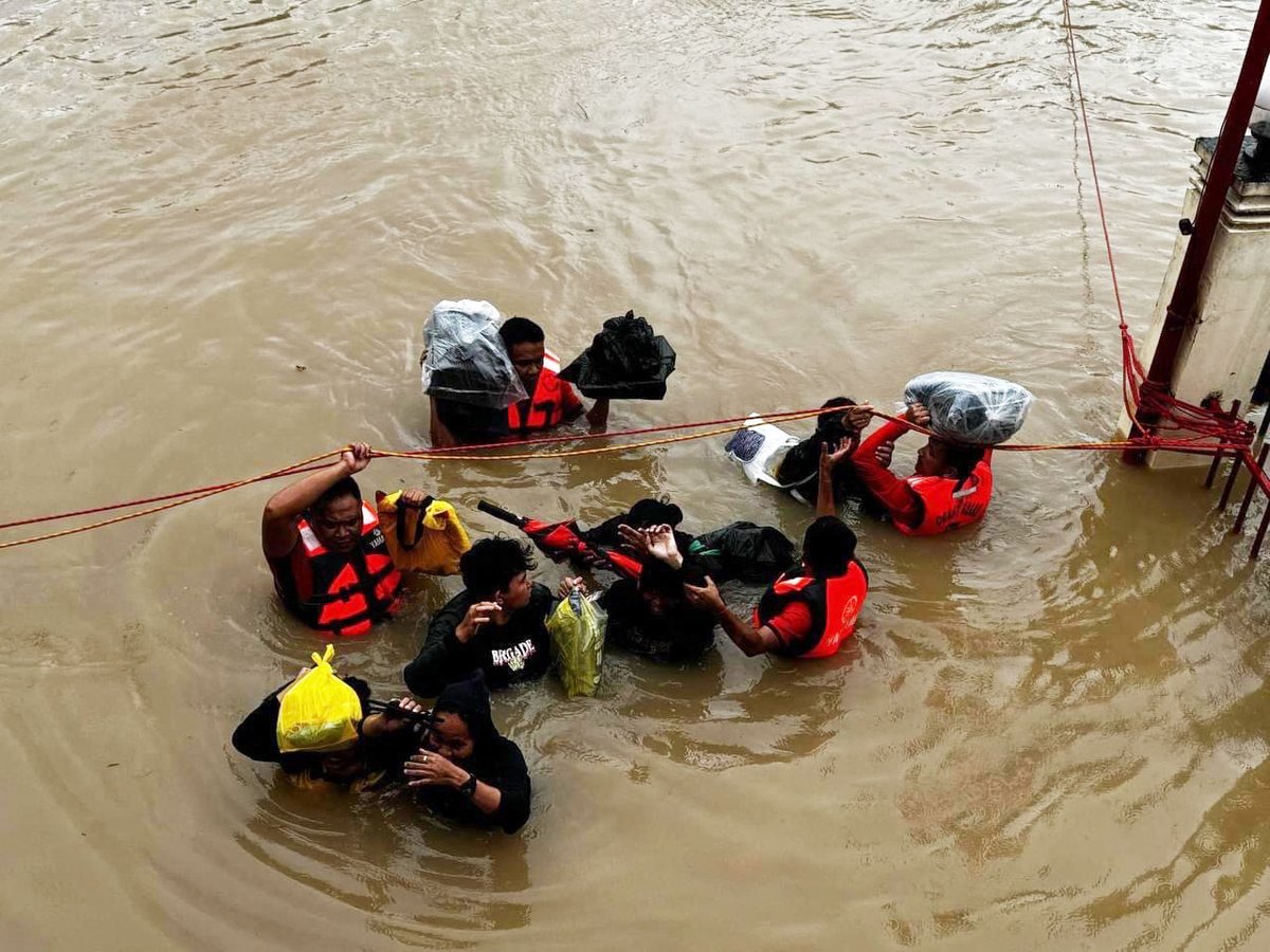 Philippines Rushes to Aid Stranded as Storm Death Toll Climbs