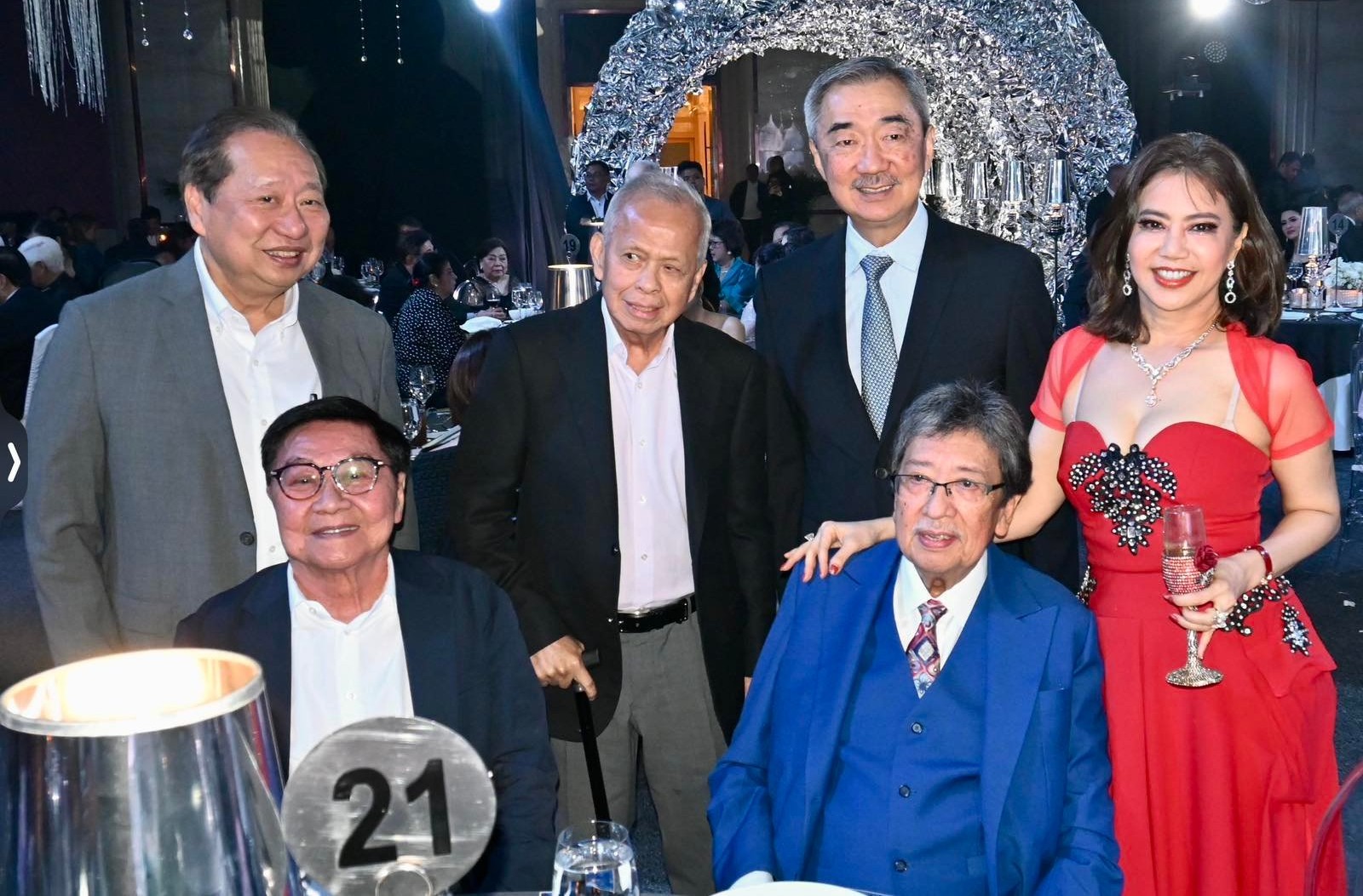 (STANDING) Herbert Sy, Architect Willie Coscolluela, Hans Sy and the columnist; (seated) Dennis Villareal and Wopsy.