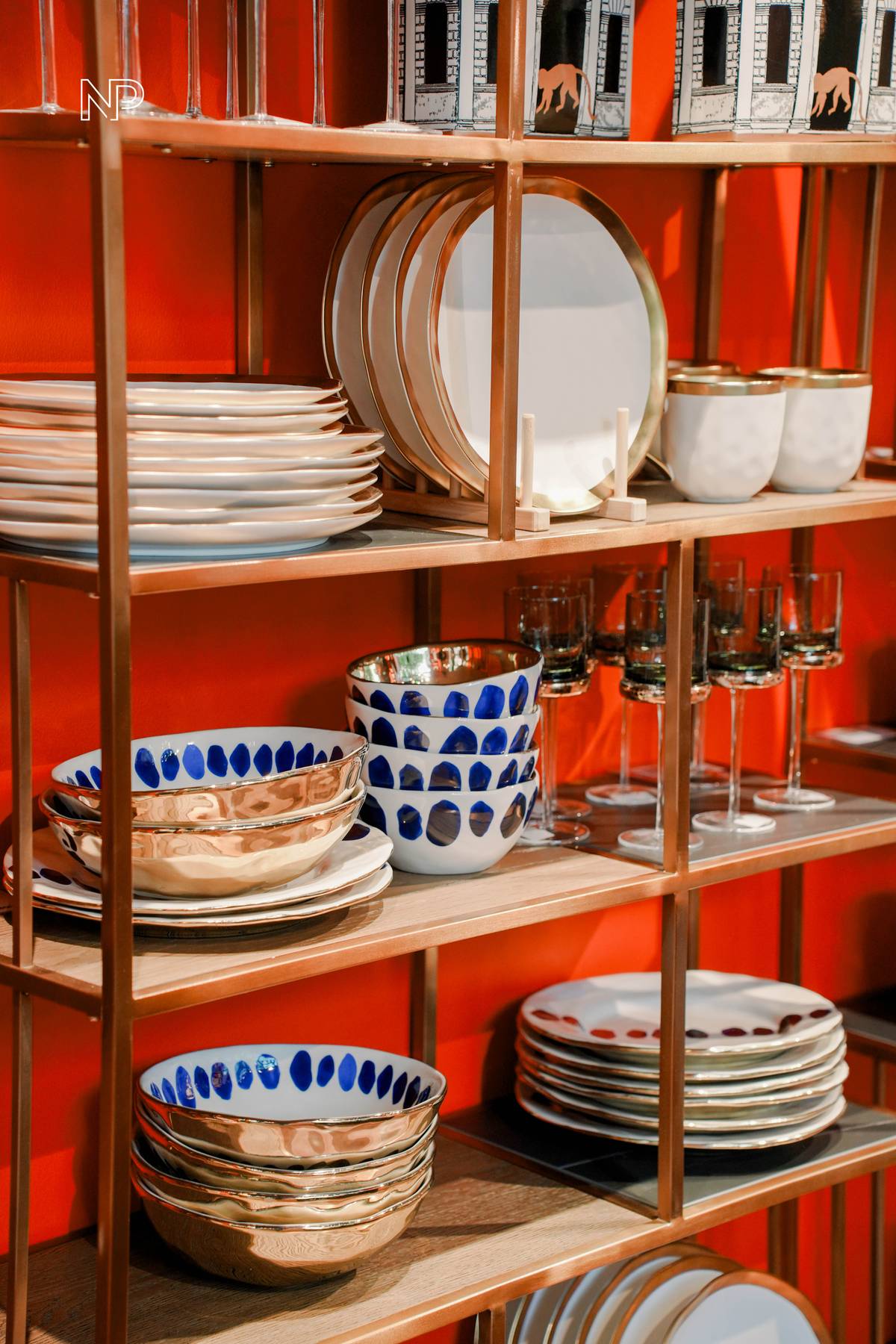 Grace your table with stylish dinner plates at KARE.