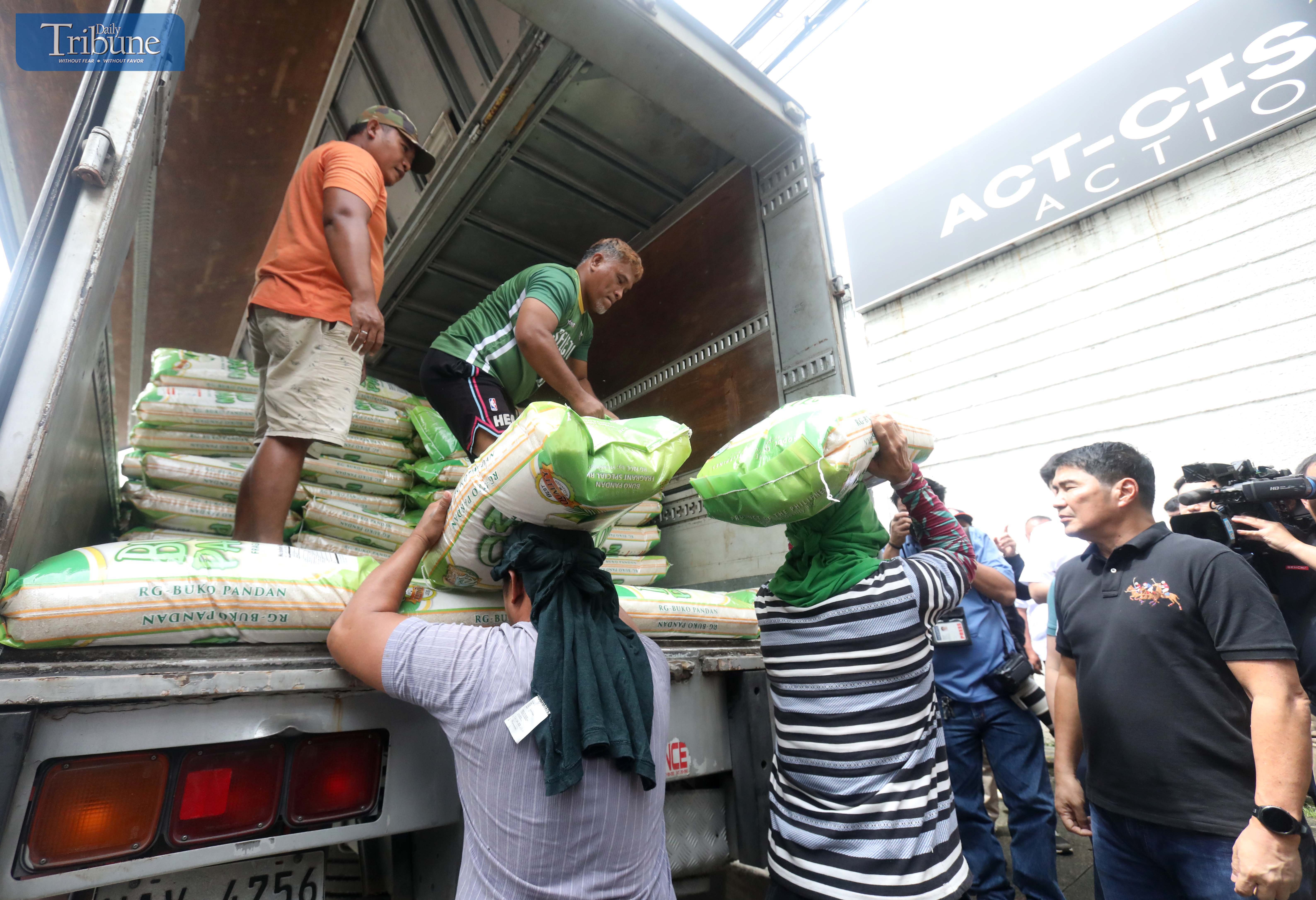 ACT-CIS Partylist Rep. Erwin Tulfo oversees aid distribution