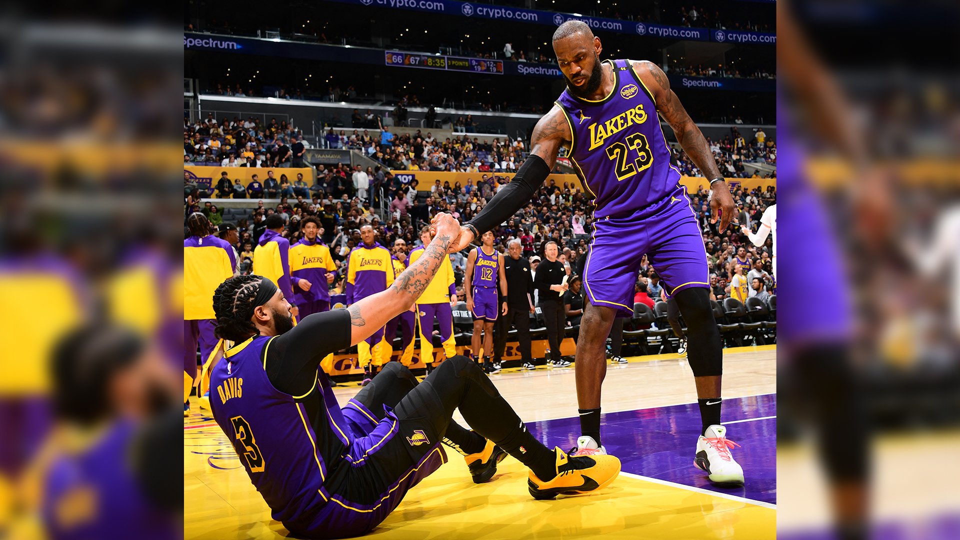 HOLLYWOOD ENDING: Davis, James catch fire, lead Lakers past Suns