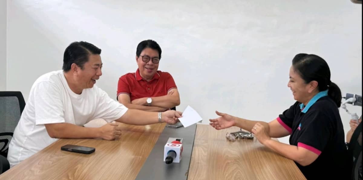 Willie Revillame hands over to Leni Robredo the cash donation for Angat Buhay Foundation. Also in the photo is Camarines Sur Rep. Gabriel Bordado (center).