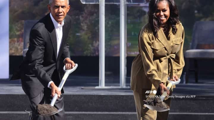 CHICAGO, ILLINOIS - SEPTEMBER 28: Former U.S. President Barack Obama and former first lady Michelle Obama participate in a ceremonial groundbreaking at the Obama Presidential Center in Jackson Park on September 28, 2021 in Chicago, Illinois. Construction of the center was delayed by a long legal battle undertaken by residents who objected to the center being built in a city park. Scott Olson/Getty Images/AFP
SCOTT OLSON / GETTY IMAGES NORTH AMERICA / Getty Images via AFP