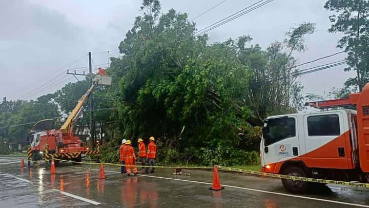 Meralco crews work round the clock to restore service to over 566,000 customers affected by power interruptions caused by Severe Tropical Storm #KristinePH. With another weather disturbance, Tropical Storm #LeonPH, entering the Philippine Area of Responsibility, Meralco has assured its customers that it is actively monitoring the situation and that the company is ready to respond to service concerns 24/7.