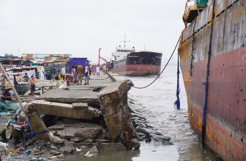 Navotas coastal dikes damaged by ‘Kristine’