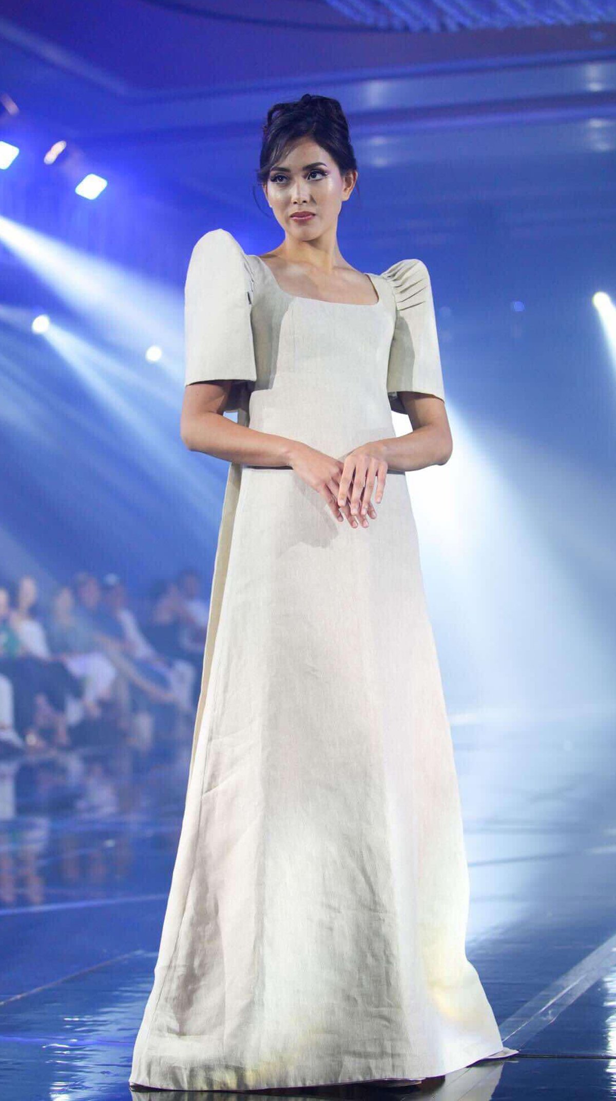 Classic terno reminiscent of the 60’s empire silhouette by Protacio Empaces.