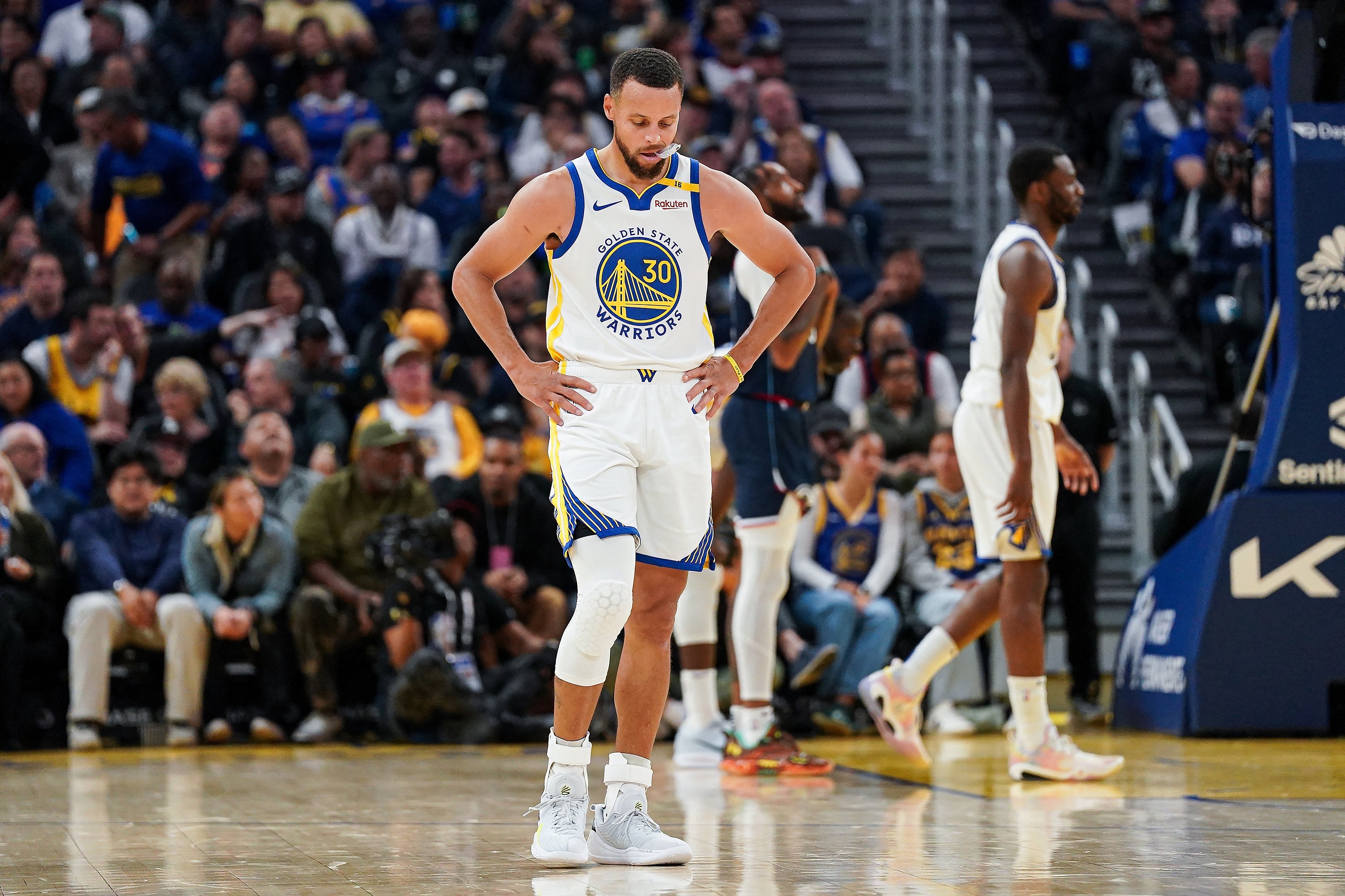Ankle injury slows down Curry