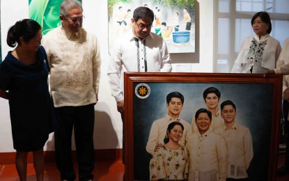 The First Lady's Corner: PDL gifts
FL with portrait