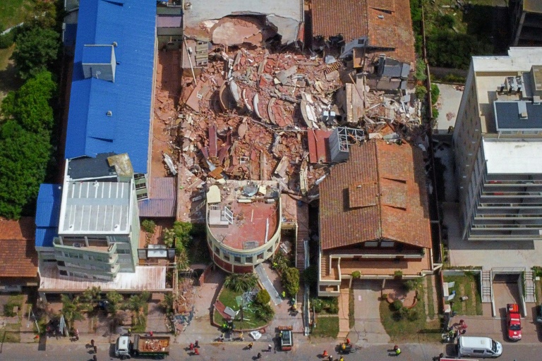Argentina hotel collapses, 1 dead